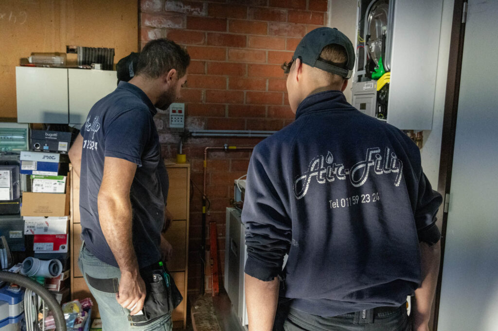 Air Filip werknemers die bezig zijn aan een luchtverwarming installatie