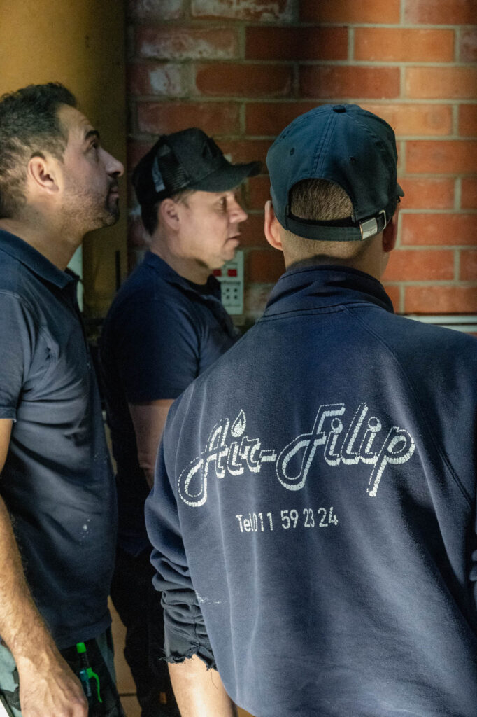 Air Filip werknemers die bezig zijn aan een luchtverwarming installatie