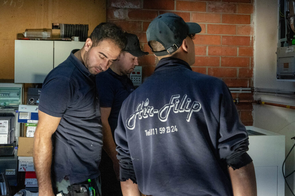 Air Filip werknemers die bezig zijn aan een luchtverwarming installatie