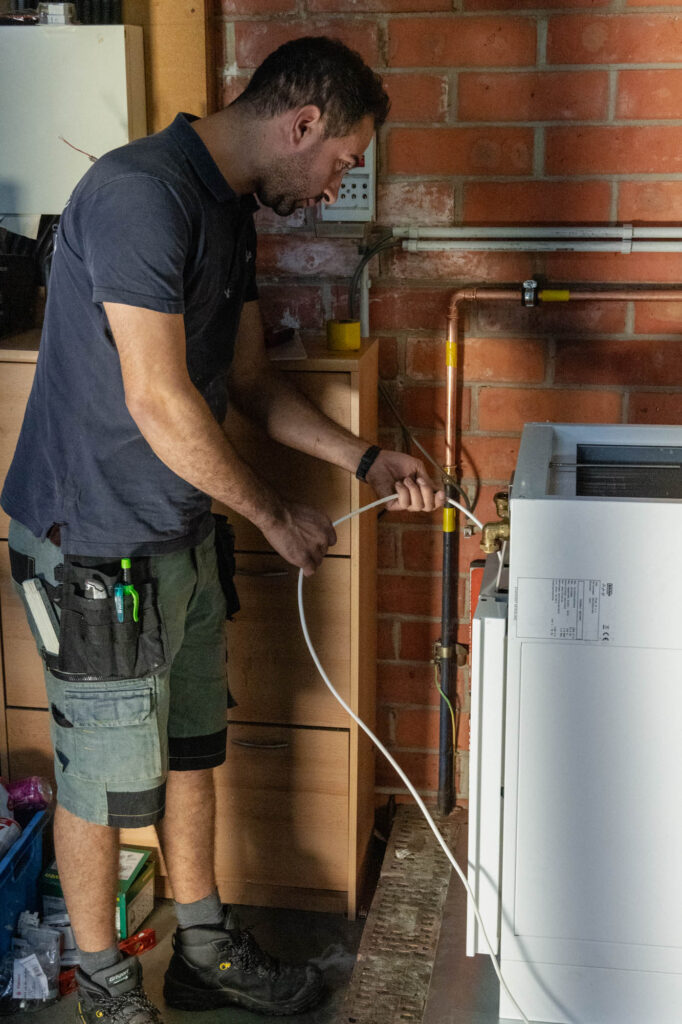Air Filip werknemers die bezig zijn aan een luchtverwarming installatie