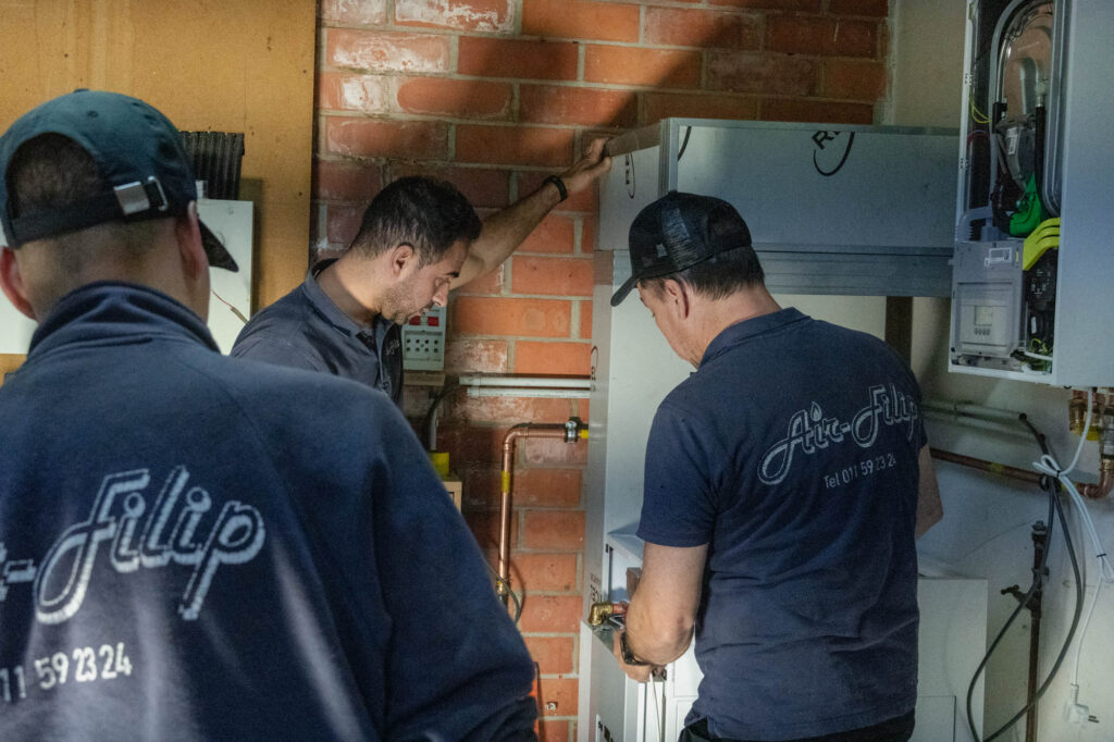 Air Filip werknemers die bezig zijn aan een luchtverwarmingsinstallatie