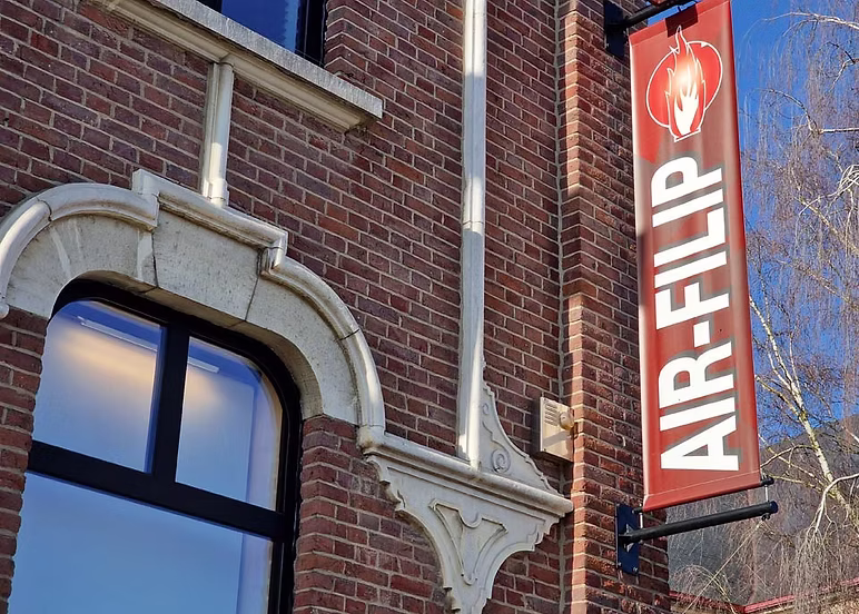 air filip banner tegen gevel
