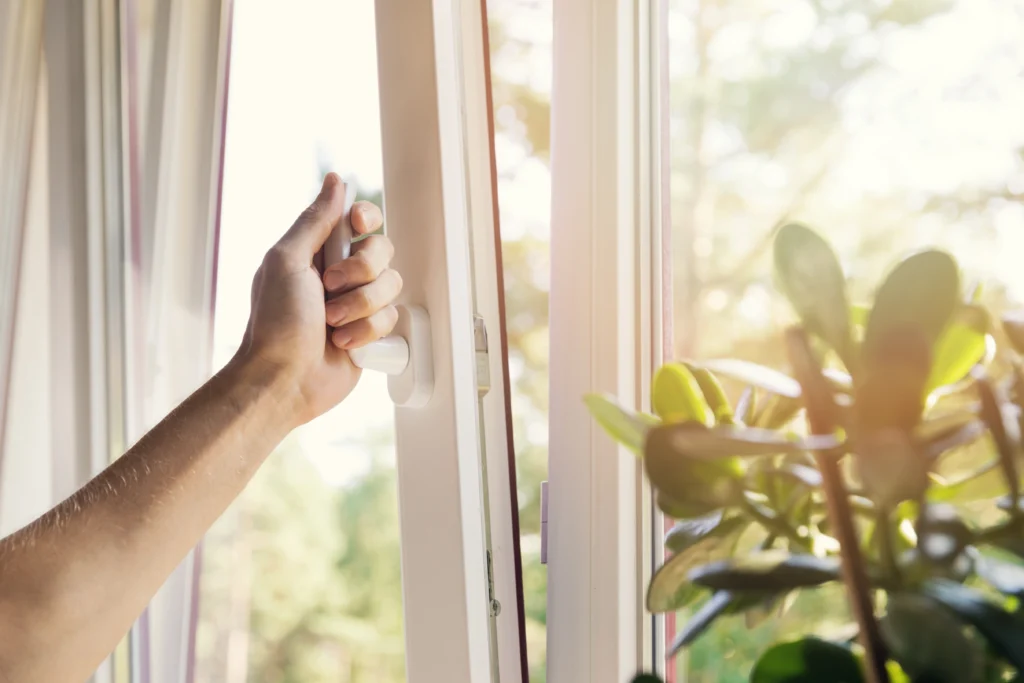 Ventileren in woning door raam op kiep te zetten.