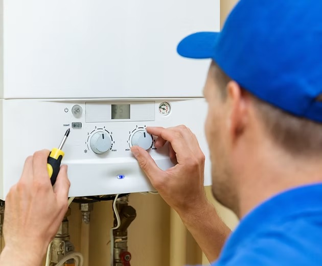verwarmingstechnieker aan het werk